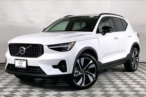 Crystal White 2026 Volvo XC40 B5 Ultra