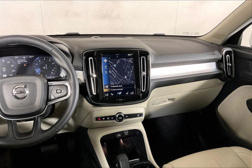 2022 Volvo XC40 T4 Momentum