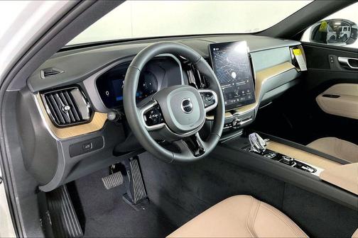 Crystal White 2026 Volvo XC60 B5 Core