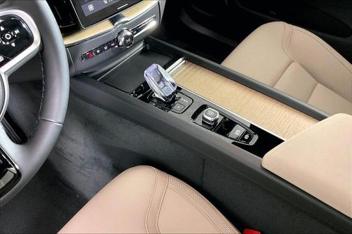 Crystal White 2026 Volvo XC60 B5 Core