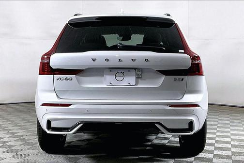 Crystal White 2026 Volvo XC60 B5 Core
