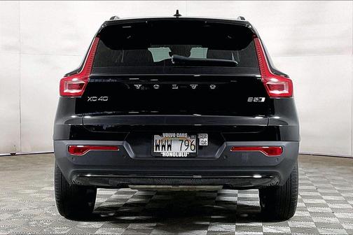 Onyx Black Metallic 2023 Volvo XC40 B5 Ultimate Dark Theme