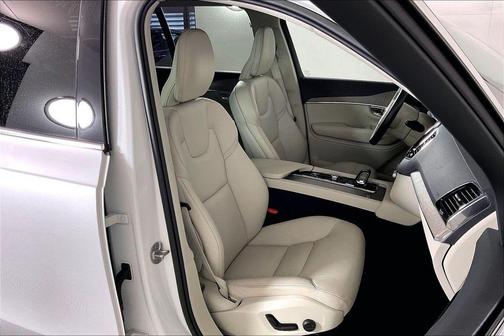 Crystal White 2023 Volvo XC90 B6 Plus 7-Seater