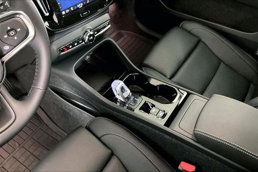 Onyx Black Metallic 2025 Volvo XC40 B5 Plus Bright Theme