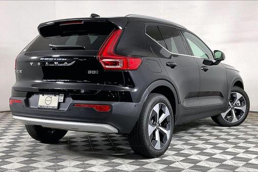 Onyx Black Metallic 2025 Volvo XC40 B5 Plus Bright Theme