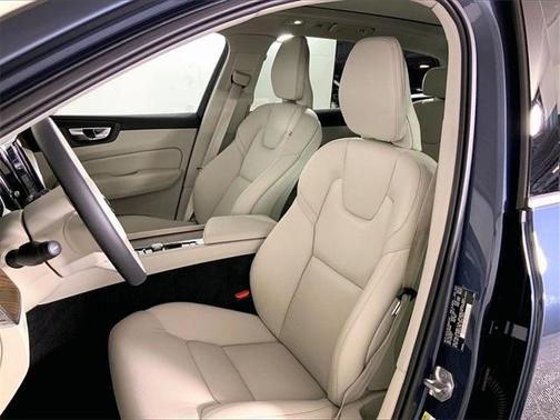 2022 Volvo XC60 B5 Momentum