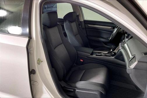 Platinum White Pearl 2019 Honda Accord LX