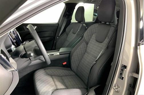 2024 Volvo XC60 Recharge Plug-In Hybrid T8 Core Dark Theme