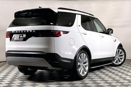 Fuji White 2026 Land Rover Discovery S