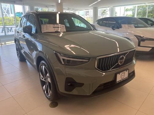 2025 Volvo XC40 B5 Plus Bright Theme