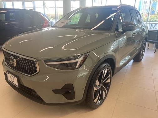2025 Volvo XC40 B5 Plus Bright Theme