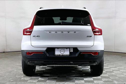 Crystal White 2026 Volvo XC40 B5 Core