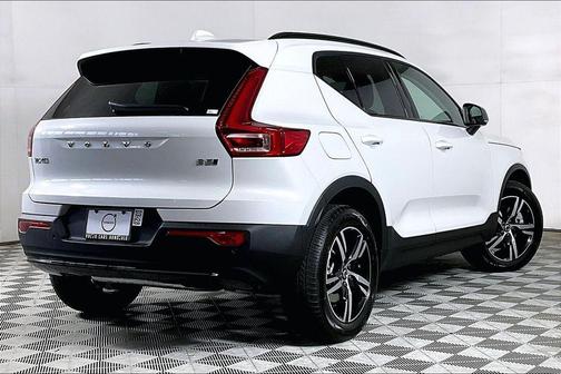 Crystal White 2026 Volvo XC40 B5 Core
