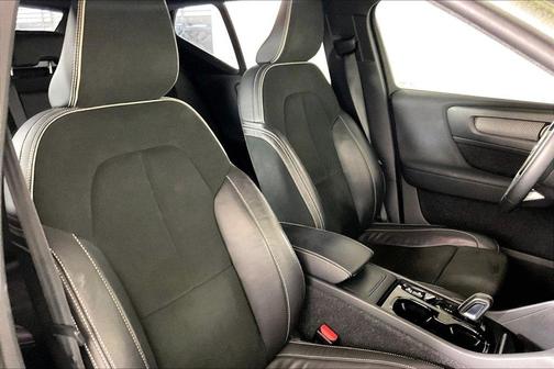 Denim Blue Metallic 2022 Volvo XC40 T5 R-Design