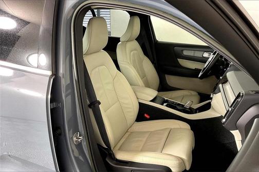 2023 Volvo XC40 B4 Plus Bright Theme