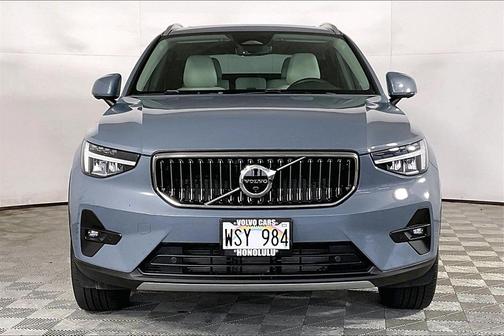 2023 Volvo XC40 B4 Plus Bright Theme