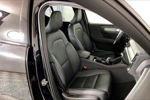 Onyx Black Metallic 2025 Volvo XC40 B5 Plus Dark Theme
