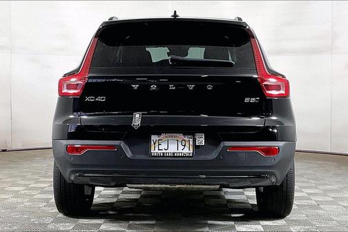 Onyx Black Metallic 2025 Volvo XC40 B5 Plus Dark Theme