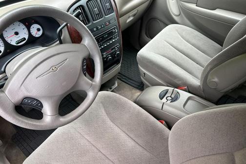 2003 Chrysler Town & Country LX
