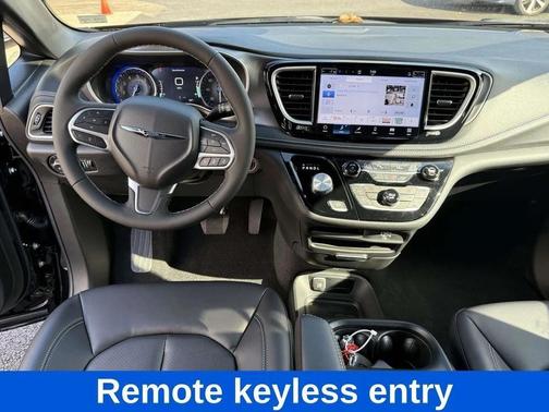 Diamond Black Crystal Pearlcoat 2026 Chrysler Pacifica L