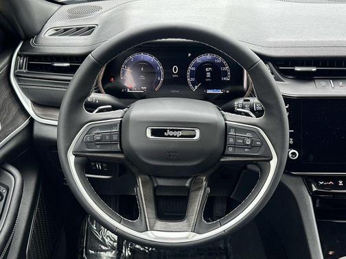 Diamond Black Crystal Pearlcoat 2026 Jeep Grand Cherokee Limited