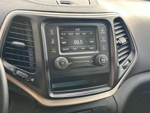 2017 Jeep Cherokee Sport