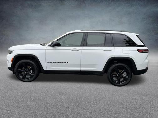 Bright White Clearcoat 2025 Jeep Grand Cherokee Altitude