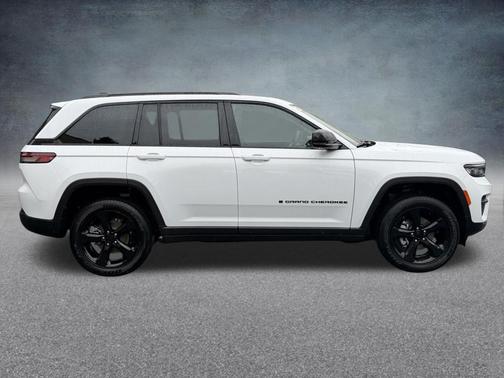 Bright White Clearcoat 2025 Jeep Grand Cherokee Altitude