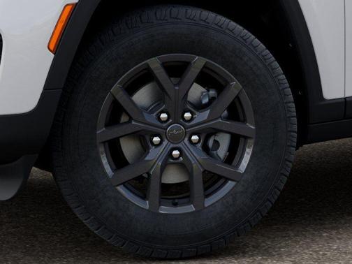 Bright White Clearcoat 2027 Jeep Grand Cherokee Laredo