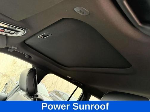 Diamond Black Crystal Pearlcoat 2025 Jeep Grand Cherokee Altitude