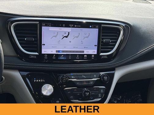 Diamond Black Crystal Pearlcoat 2024 Chrysler Pacifica Hybrid Select