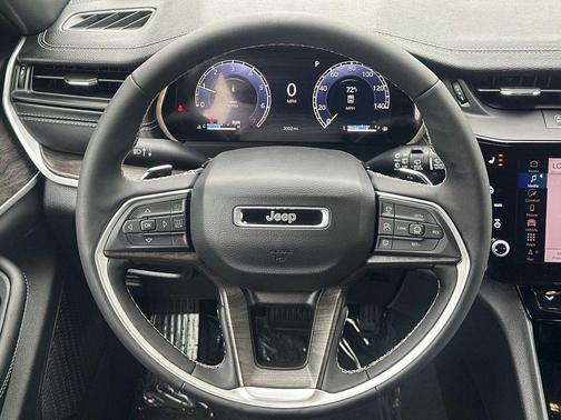 Bright White Clearcoat 2026 Jeep Grand Cherokee Altitude