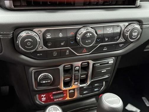 Black Clearcoat 2026 Jeep Gladiator Mojave 4x4