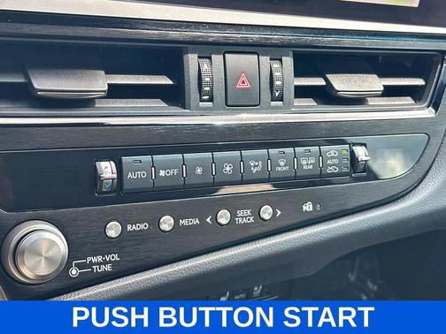 2023 Lexus ES 300h F SPORT Handling