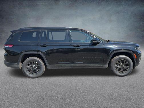 Diamond Black Crystal Pearlcoat 2025 Jeep Grand Cherokee L Altitude