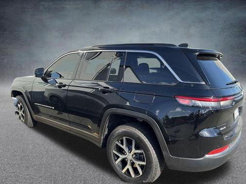Diamond Black Crystal Pearlcoat 2025 Jeep Grand Cherokee Limited