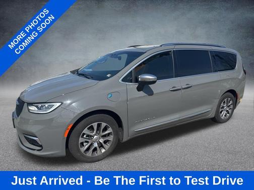 Ceramic Gray Clearcoat 2023 Chrysler Pacifica L