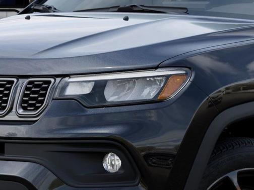 Diamond Black Crystal Pearlcoat 2026 Jeep Compass Latitude