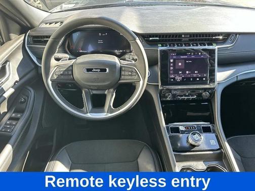 Diamond Black Crystal Pearlcoat 2025 Jeep Grand Cherokee Altitude