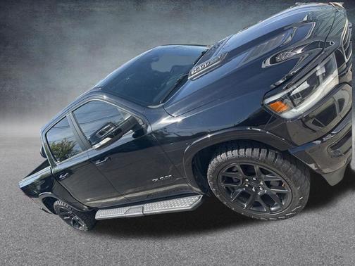 Diamond Black Crystal Pearlcoat 2021 RAM 1500 Laramie