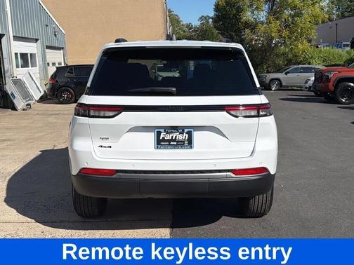 Bright White Clearcoat 2027 Jeep Grand Cherokee Altitude