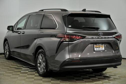 2021 Toyota Sienna XLE 8 Passenger
