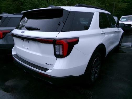Star White Metallic Tri-Coat 2026 Ford Explorer ST-Line