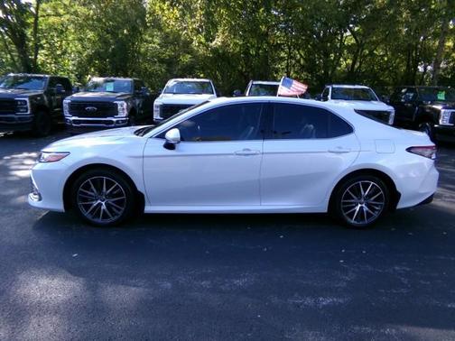 2022 Toyota Camry Hybrid XLE