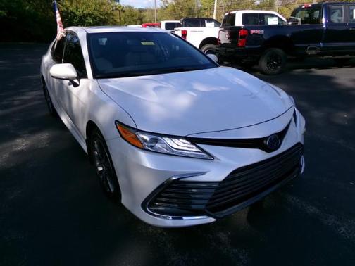 2022 Toyota Camry Hybrid XLE