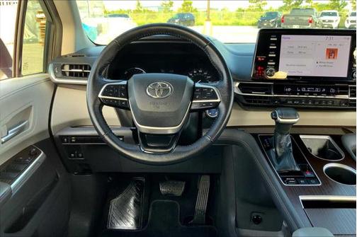 2022 Toyota Sienna XLE 8 Passenger