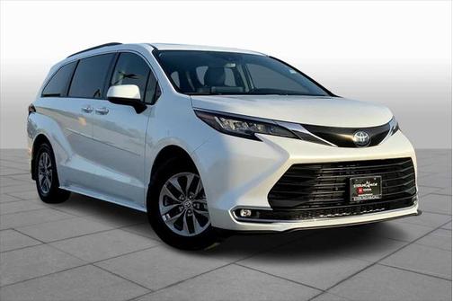2022 Toyota Sienna XLE 8 Passenger