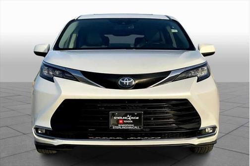2022 Toyota Sienna XLE 8 Passenger