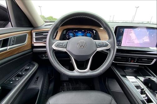 Deep Black Pearl 2024 Volkswagen Atlas 2.0T SE w/Technology