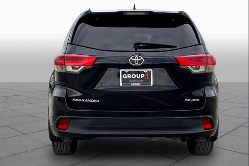 Midnight Black Metallic 2017 Toyota Highlander SE